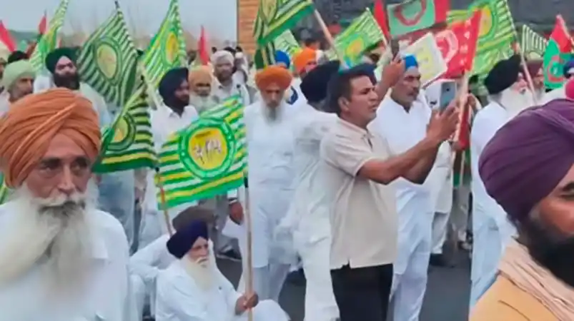 INDIA-USA ਟਰੇਡ ਡੀਲ ਵਿਰੁੱਧ ਦਿੱਲੀ ਕੂਚ ਕਰ ਰਹੇ ਕਿਸਾਨਾਂ ਨੂੰ ਬਾਰਡਰ 'ਤੇ ਰੋਕਿਆ: ਹਰਿਆਣਾ ਪੁਲਿਸ ਨੇ ਲਾਏ ਟਿੱਪਰ ਤੇ ਬੈਰੀਕੇਡ, ਸੜਕ 'ਤੇ ਬੈਠੇ ਕਿਸਾਨ!