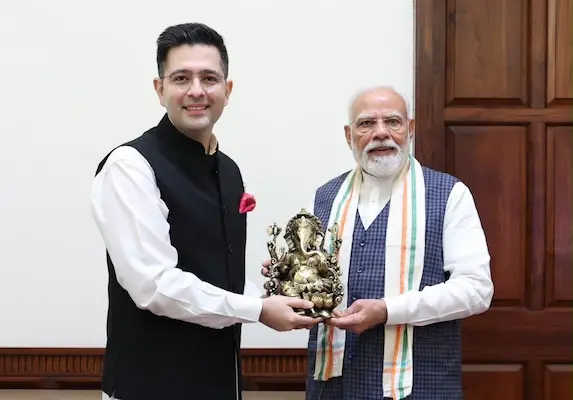 ਪ੍ਰਧਾਨ ਮੰਤਰੀ ਨਿਵਾਸ 'ਚ PM ਮੋਦੀ ਨੂੰ ਮਿਲੇ ਰਾਘਵ ਚੱਢਾ, ਪੰਜਾਬ ਦੀ ਸਿਆਸਤ 'ਚ ਹਲਚਲ ਤੇਜ਼, ਜਾਣੋ ਮੀਟਿੰਗ ਦੇ ਸਿਆਸੀ ਮਾਇਨੇ!