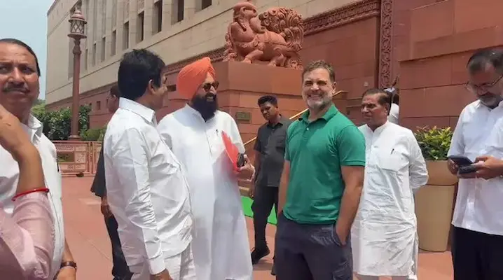 ਪੰਜਾਬ ਕਾਂਗਰਸ 'ਚ ਘਮਾਸਾਨ, ਸੁਖਜਿੰਦਰ ਰੰਧਾਵਾ ਦੇ ਘਰ ਚੰਨੀ ਗੁੱਟ ਦੀ ਗੁਪਤ ਬੈਠਕ, ਦਿੱਲੀ 'ਚ ਰਾਹੁਲ ਗਾਂਧੀ ਨਾਲ ਦਿਖੇ ਪ੍ਰਤਾਪ ਬਾਜਵਾ!