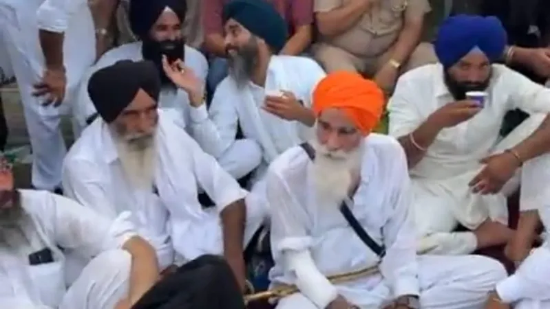 ਗੁਰਸਿਮਰਨ ਮੰਡ ਮਾਮਲੇ 'ਚ ਸੰਗਤ ਦਾ ਵੱਡਾ ਫੈਸਲਾ, ਦਿੱਲੀ-ਅੰਬਾਲਾ ਹਾਈਵੇਅ ਪੱਕਾ ਬਲਾਕ, ਪੁਲਿਸ ਨੇ ਛੱਡੇ ਅੱਥਰੂ ਗੈਸ ਦੇ ਗੋਲੇ, ਪੰਜਾਬ ਤੋਂ ਵੀ ਪਹੁੰਚੇ ਲੋਕ!