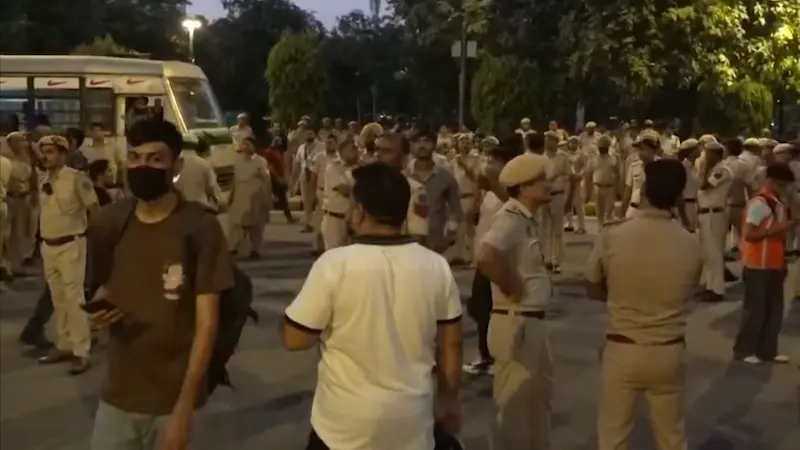 Strong protest in Delhi demanding resignation of Election Commissioner Gyanesh Kumar, India Gate area turned into fortress, AAP and AISA leaders detained.
