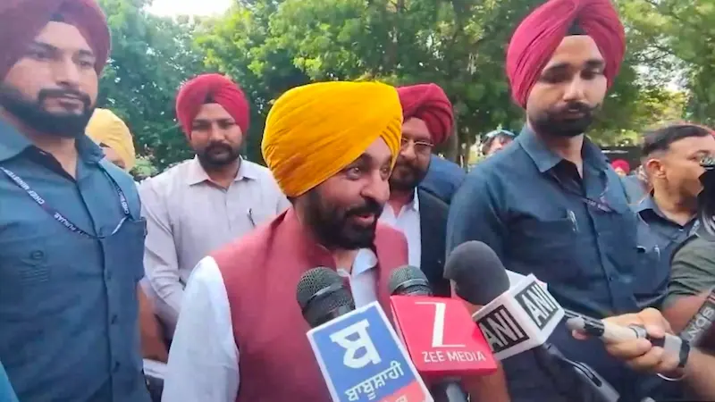ਸੀਐੱਮ ਭਗਵੰਤ ਮਾਨ ਨੇ ਰਿਲੀਜ਼ ਕੀਤੀ ਕਿਤਾਬ 'ਪੰਜਾਬ ਦਾ ਇਤਿਹਾਸ', ਨਵੀਂ ਪੀੜ੍ਹੀ ਨੂੰ ਵਿਰਸੇ ਨਾਲ ਜੋੜਨ ਦਾ ਦਿੱਤਾ ਸੁਨੇਹਾ!